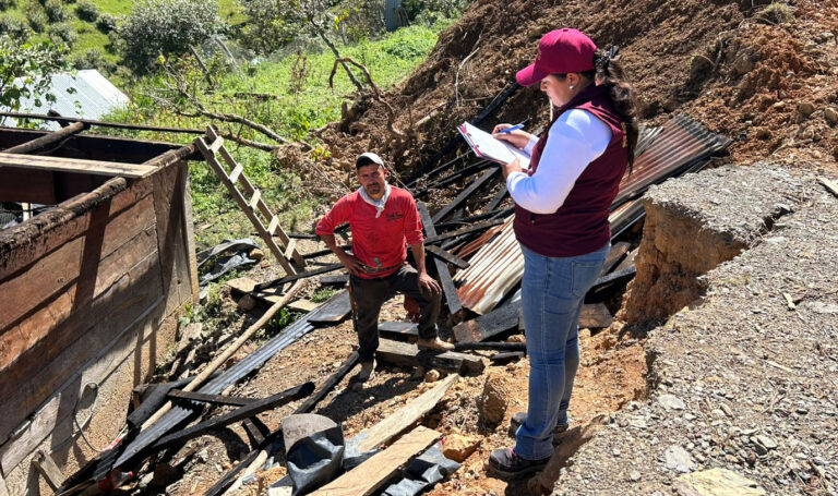 Sebiso entrega apoyos económicos a familias afectadas por lluvias en Hidalgo