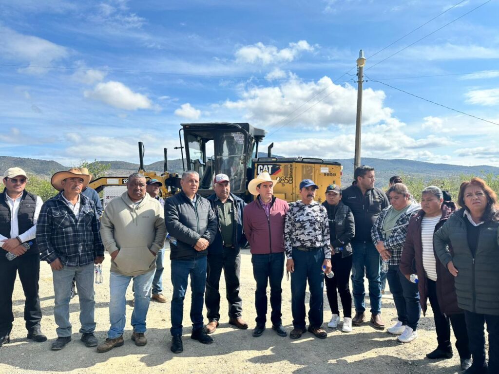 Saderh impulsa mejora de caminos rurales con apoyo de maquinaria en Atotonilco el Grande