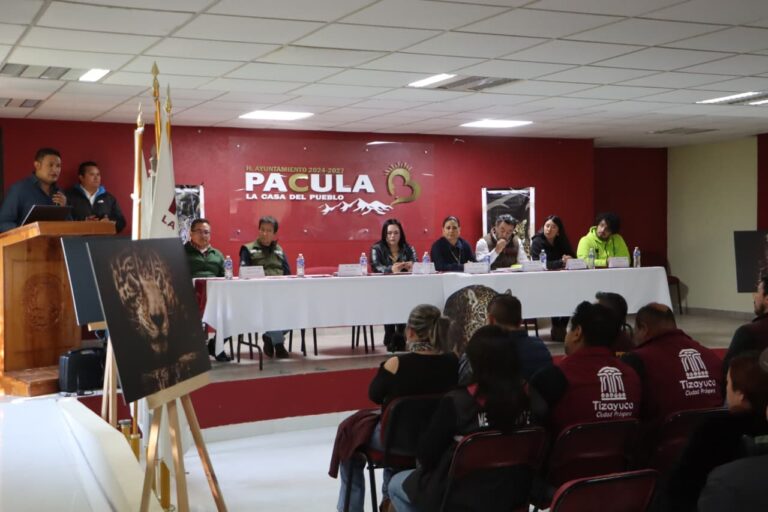 Autoridades y especialistas durante el taller de conservación del jaguar en Pacula