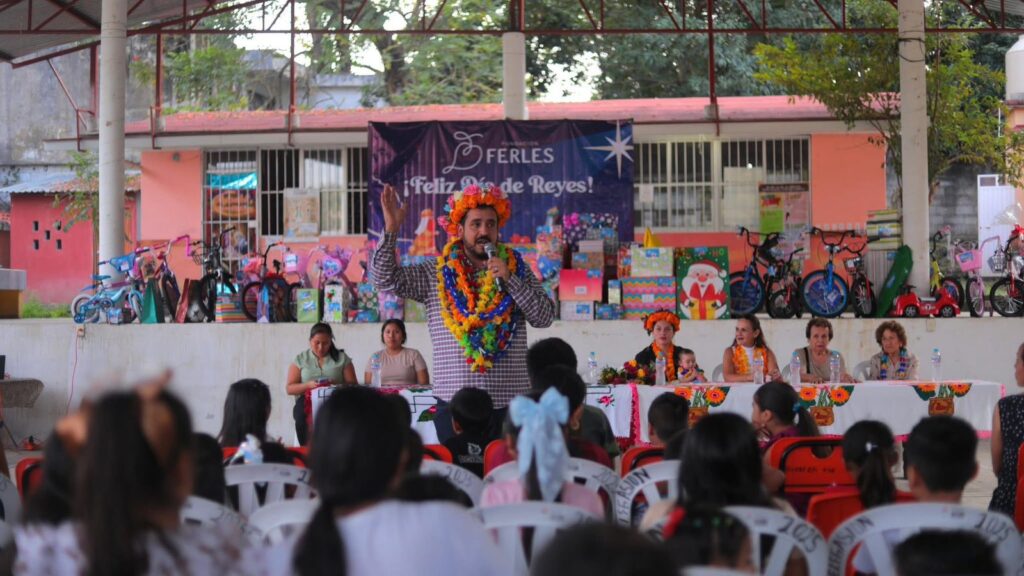 VÍCTOR FERNEL ENCABEZA ENTREGA DE REGALOS DE REYES EN COMUNIDADES DE LA HUASTECA HIDALGUENSE