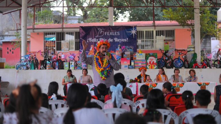 Víctor Fernel encabeza entrega de Regalos de Reyes en comunidades de la Huasteca