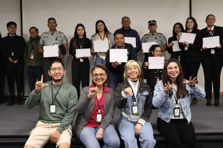 Personal del AIFA recibiendo capacitación en Lengua de Señas Mexicana