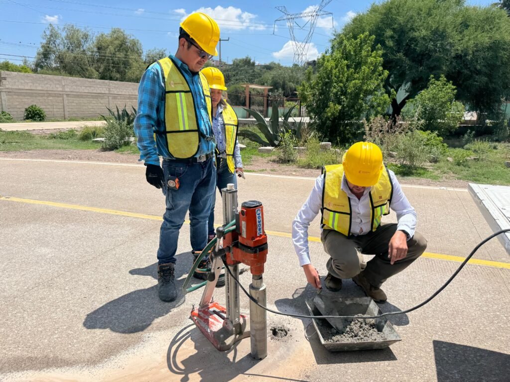 Contraloría supervisa obra carretera en Tetepango para garantizar calidad y transparencia