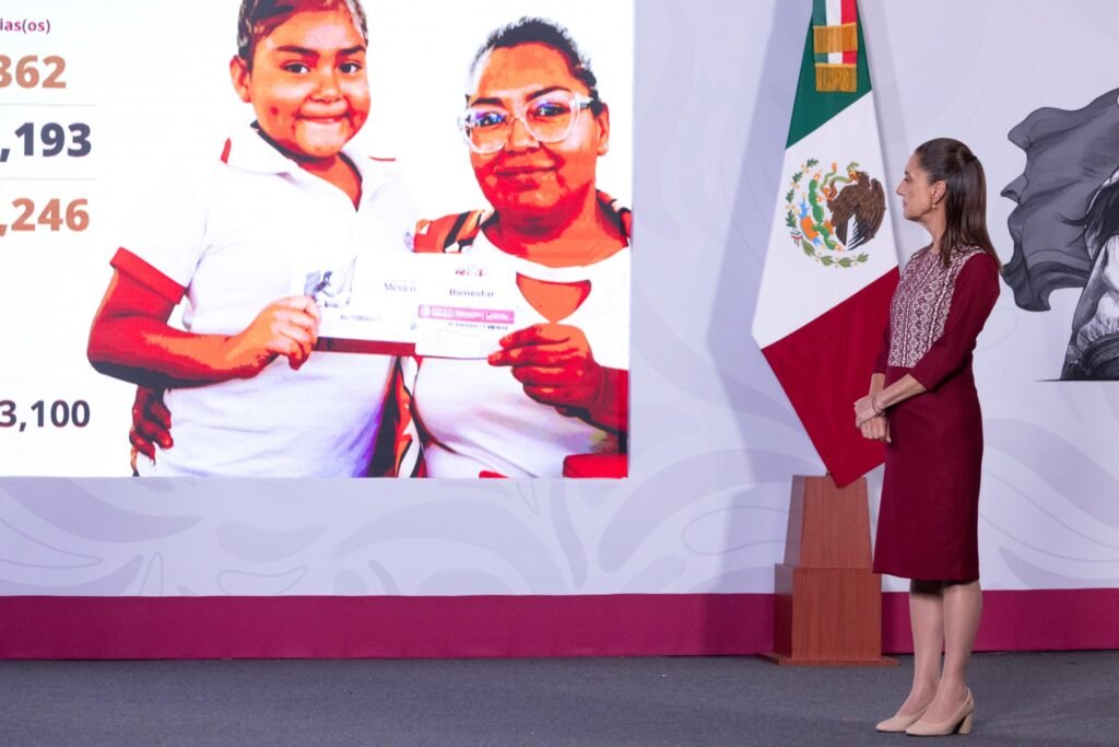 Sheinbaum beneficia a 12.8 millones de estudiantes
