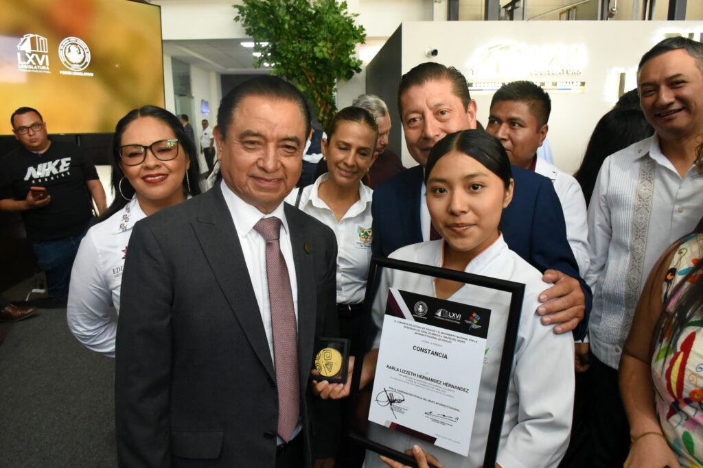 José Acosta Hernández recibe la distinción “La Mina del Tiempo” por su labor a favor de la diversidad cultural