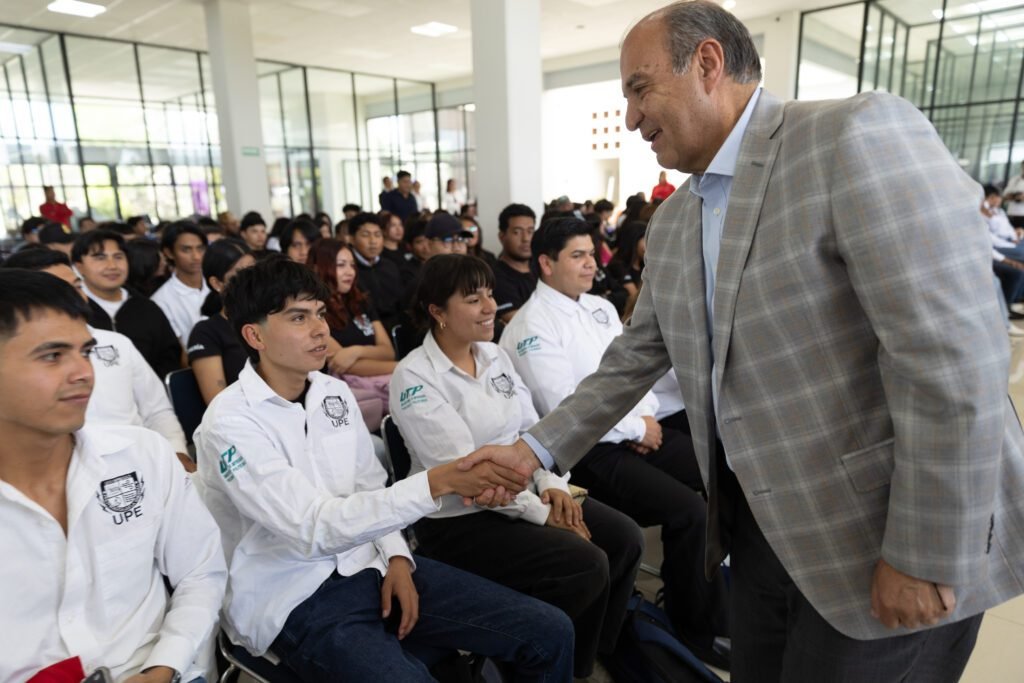 Hidalgo sube al sexto lugar nacional en eficiencia terminal de educación superior: de 76.7% a 83.7% en tres años