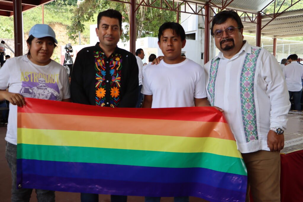Sebiso entrega tarjetas del programa Desarrollo Inclusivo a más de 300 personas de la comunidad LGBTTTIQ+ en Hidalgo