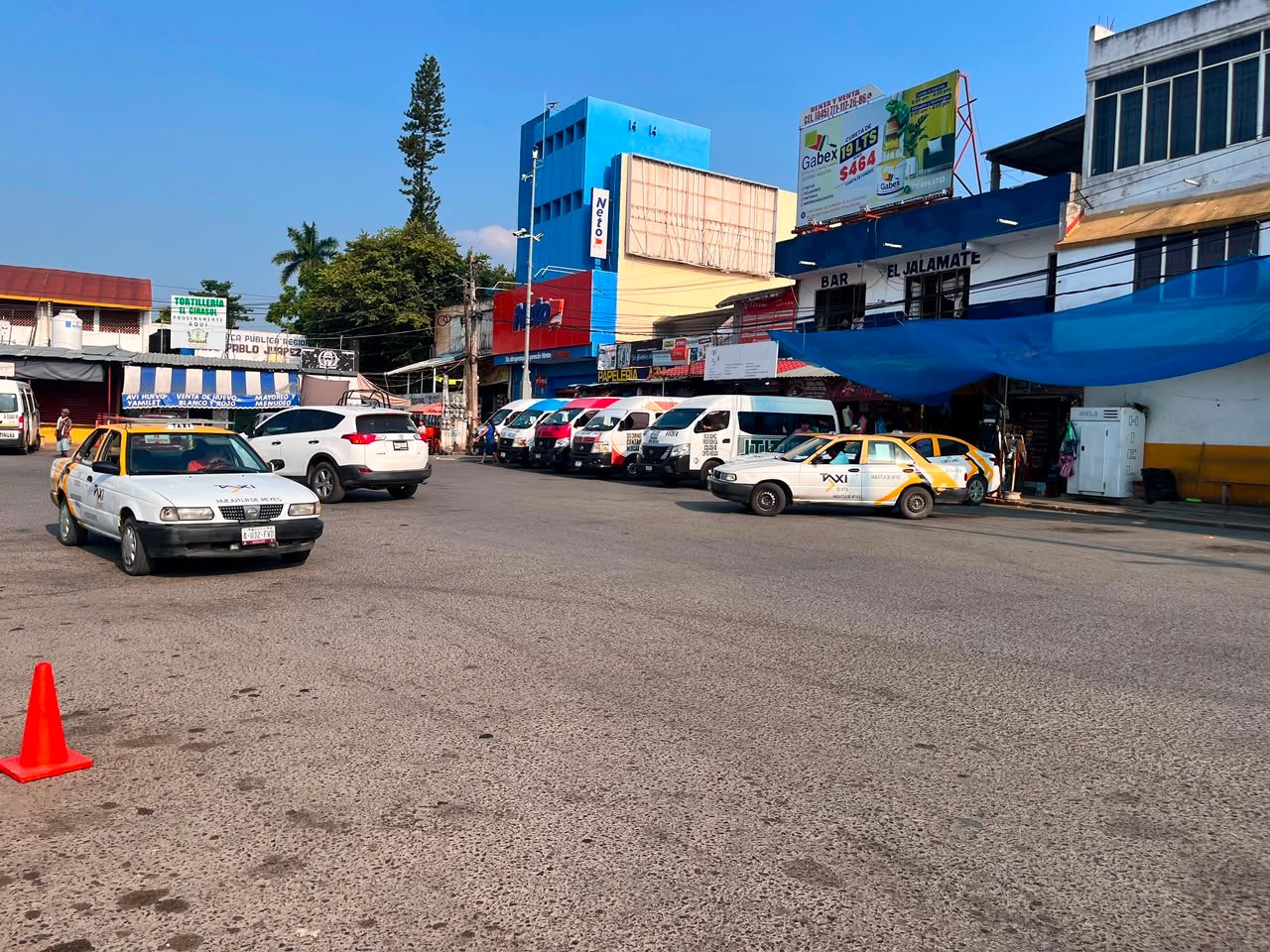Taxistas resienten baja en la demanda y aumento en costos de operación.