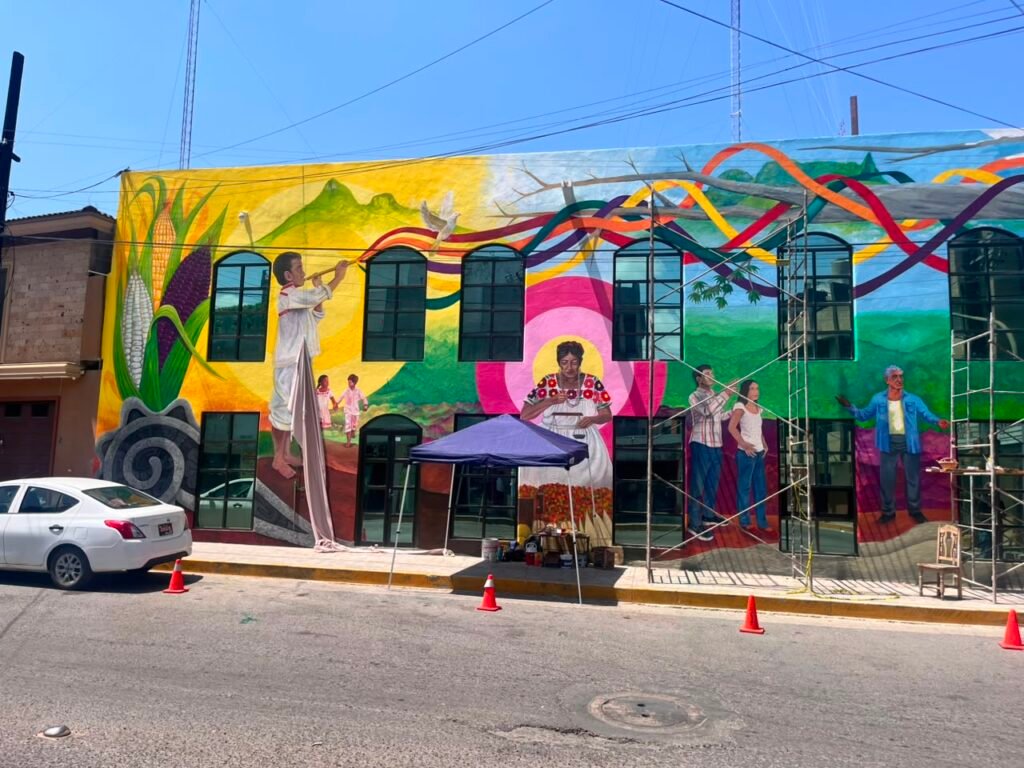 Mural sobre justicia alternativa transforma edificio judicial.