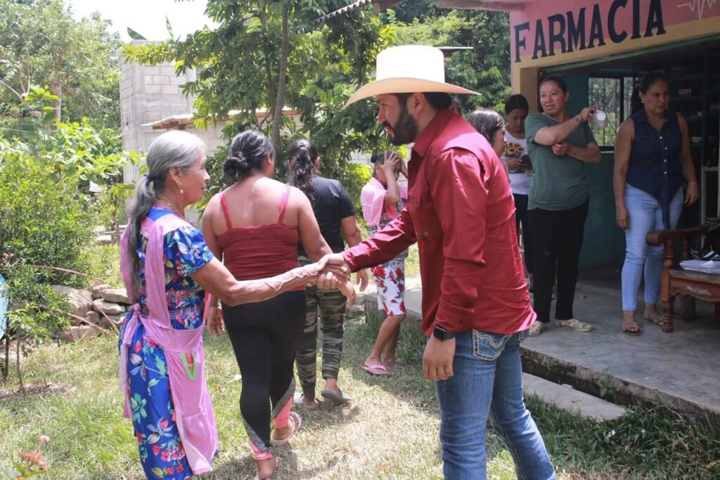 Más localidades de Huazalingo reciben apoyos del programa alimentario “Es Por Ti”