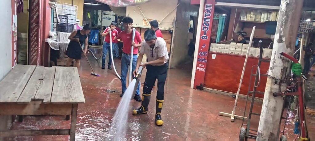Bomberos de Huejutla realizaron lavado de áreas del Mercado Municipal previo a fiestas de Xantolo
