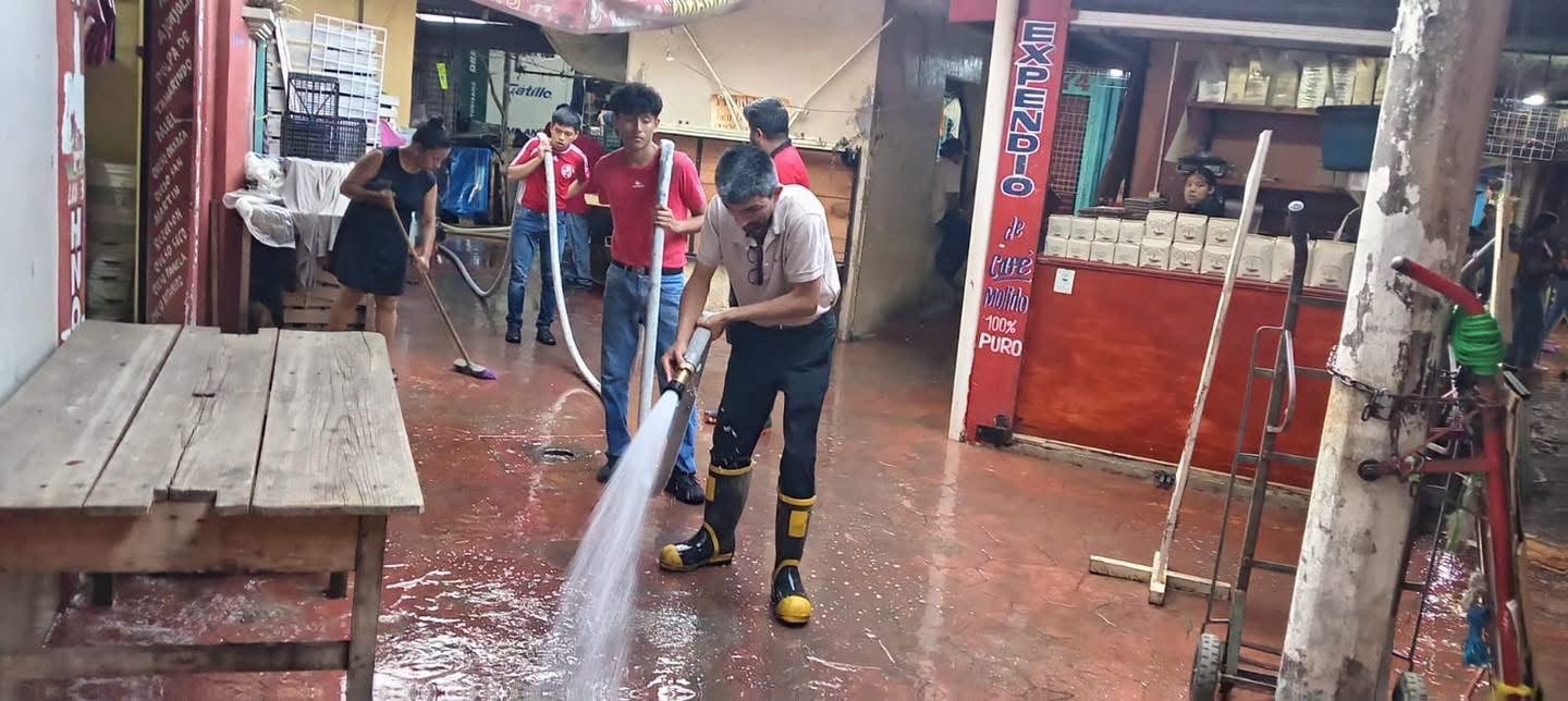Bomberos de Huejutla realizaron lavado de áreas del Mercado Municipal previo a fiestas de Xantolo