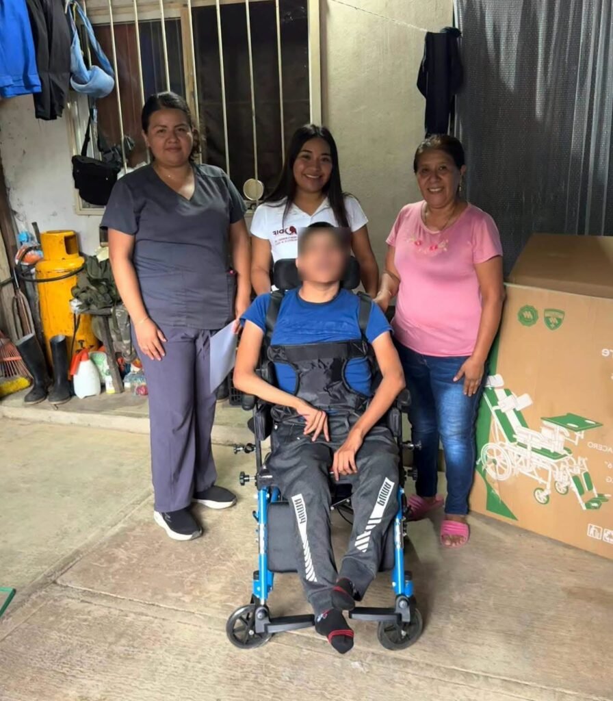 DIF Yahualica entrega sillas PCI y PCA para mejorar la movilidad de pacientes.