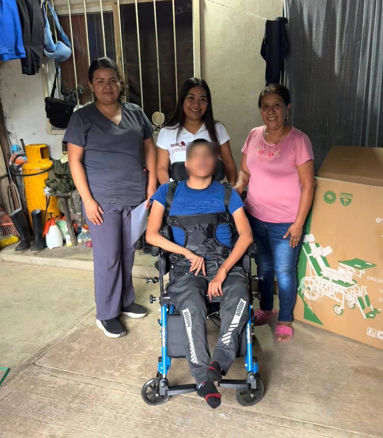 DIF Yahualica entrega sillas PCI y PCA para mejorar la movilidad de pacientes.